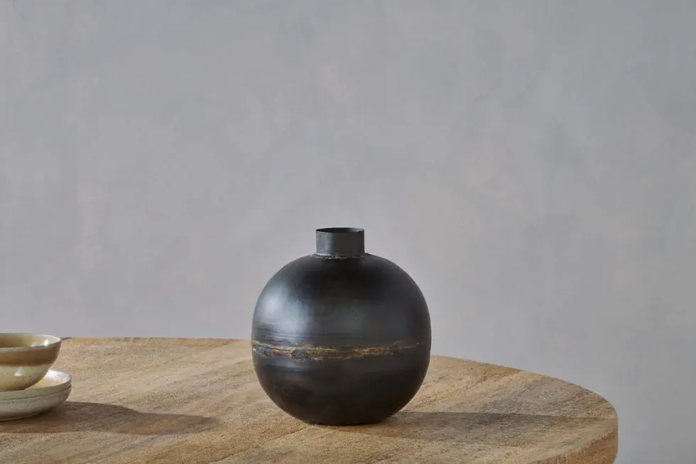 Endo Recycled Iron Vase - Black